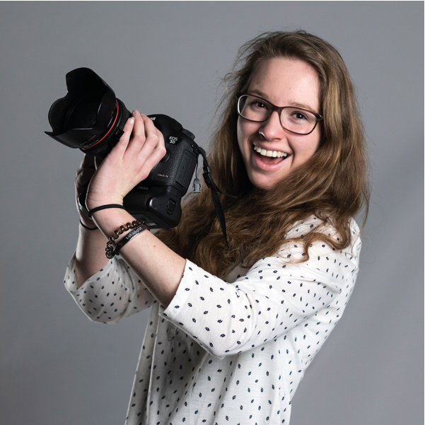 Merel-met-camera.png